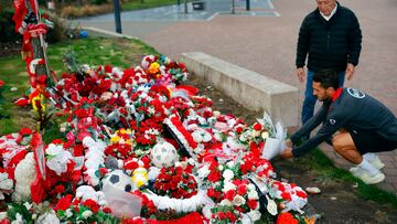 LIVERPOOL, 16/09/2025.- El jugador y el presidente del Atlético de Madrid, Koke y Enrique Cerezo (d), colocan un ramo de flores en recuerdo del jugador portugués del Liverpool, Diogo Jota, previo al encuentro que disputan mañana miércoles en la ciudad inglesa. .- Cerezo y Koke depositan unas flores en recuerdo de Diiogo Jota. EFE / Atlético de Madrid. *** SOLO USO EDITORIAL / SOLO USO DISPONIBLE PARA ILUSTRAR LA NOTICIA QUE ACOMPAÑA/ (CRÉDITO OBLIGATORIO) ***.