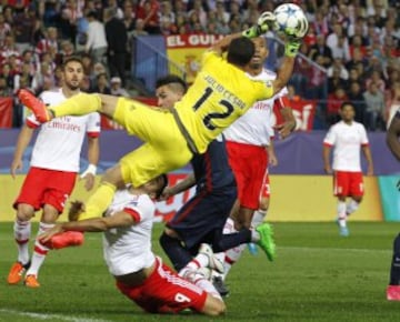 El delantero mexicano Raúl Jiménez se llevó un fuerte golpe, con su propio compañero, el guardameta  Julio César en el segundo tiempo del Atlético Madrid - Benfica