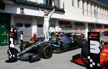 Lewis Hamilton celebra la victoria de carrera. 