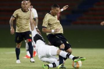 Partido entre colombiano y paraguayos en el Atanasio Girardot.