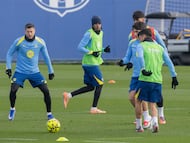 Lamine Yamal, Robert Lewandowski, Pedri González, Pau Cubarsí y Marc Bernal, en el entrenamiento del FC Barcelona previo a su visita al RCD Espanyol en LaLiga EA Sports 2025-26. (Diario AS/Joan Monfort)