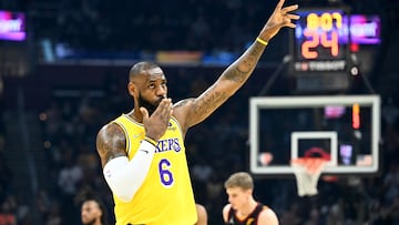 LeBron James logró lo que ningún jugador de la NBA en activo ha logrado, convertirse en un billonario, de acuerdo a la nueva lista de Forbes.