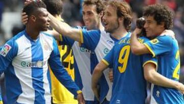 <b>AL MEDIODÍA, ALEGRÍA. </b>Baena y Verdú felicitan a Uche, mientras que Coutinho abraza a Sergio García. Fue un domingo insuperable.