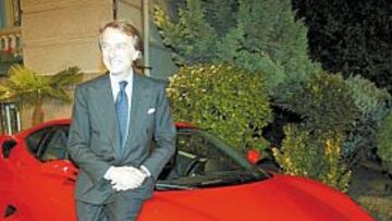 <b>MITO ROJO. </b>Luca di Montezemolo, ayer en Madrid con uno de los imponentes coches de su marca.
