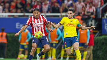 Luis Romo (L) of Guadalajara fights for the ball with Israel Reyes (R) of America during the 11th round match between Guadalajara and America as part of the Liga BBVA MX, Torneo Clausura 2025 at Akron Stadium, on March 08, 2025 in Guadalajara, Jalisco, Mexico.