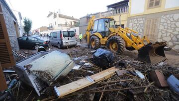 Tractor recogiendo desperfectos por las lluvias Sant Lloren&ccedil;.
 