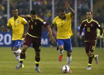 Tomas Rincón con Fernandinho y Dani Alves.