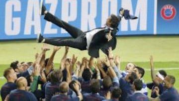 Luis Enrique, manteado por sus jugadores.