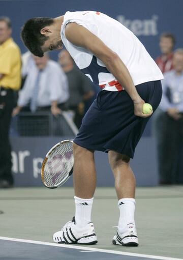 Si bien Djokovic ha mostrado su faceta showman en muchos eventos donde el público se lo ha pasado en grande, no siempre ha medido las consecuencias de sus cómicas imitaciones a tenistas como Maria Sharapova, Andy Roddick o Rafa Nadal. Concretamente, fue el balear quien alzó la voz en 2007 para mostrar su desacuerdo con la famosa imitación que hizo Djokovic de él, antes de que el serbio disputara la final del US Open ante Federer: “No era el momento de ponerse a imitar”. Rafa dejó claro que no le había hecho mucha gracia…