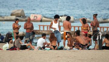 Un médico pierde los nervios con la actitud de los jóvenes: "Saludos a los del ansia viva por el copazo"
