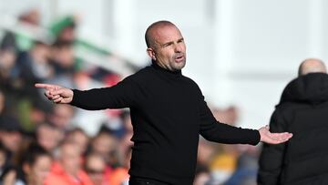 Paco López durante un partido.