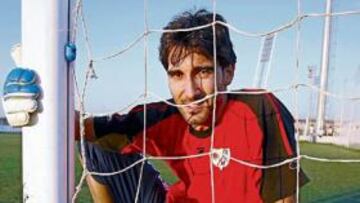 <b>FICHAJE EN EL AIRE. </b>Cobeño posando con una camiseta del Rayo.