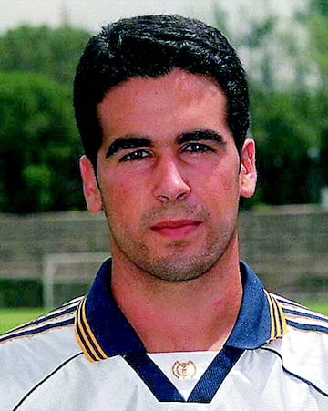 Visti車 la camiseta del Betis desde 2002 hasta 2008 y jug車 con el Real Madrid la temporada 1999-00.