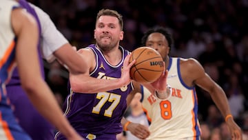 Luka Doncic, base de Los Angeles Lakers, lleva el balón perseguido por OG Anunoby, de New York Knicks.