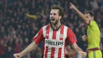 Davy Propper celebra el segundo gol del PSV.