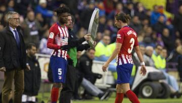 Filipe se marcha del campo lesionado durante el Valladolid-Atlético.
