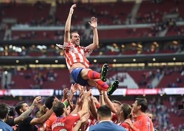 Hablar de Diego Godín en el Atlético es hablar de un mito, de una leyenda. El Faraón estuvo nueve años en la entidad rojiblanca y ganó ocho títulos: una Liga, una Copa, una Supercopa de España, tres Supercopas de Europa y dos Europa League. Su gol en el Camp Nou le dio al Atlético su décimo título liguero y está ya en la historia de la entidad. Disputó 389 partidos con la rojiblanca (27 tantos). Es el extranjero que más encuentros jugó con el Atlético.