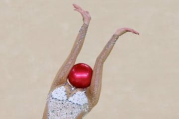 La coreana Yeon Jae Son compite durante la final individual femenina de gimnasia rítmica. Recuento gentileza de El País.