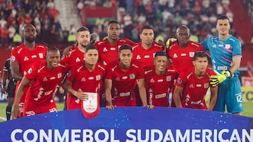 BUENOS AIRES, ARGENTINA - APRIL 23: América de Cali players pose for a team photo prior to the Copa CONMEBOL Sudamericana 2025 match between Huracán and America de Cali at Tomas Adolfo Duco Stadium on April 23, 2025 in Buenos Aires, Argentina. (Photo by Patricia Pérez Ferraro/Eurasia Sport Images/Getty Images)