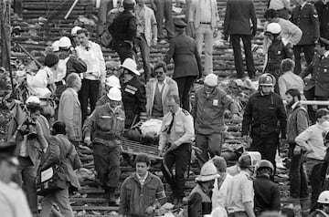 La tragedia de Heysel. Sucesos acontecidos el 29 de mayo de 1985 en el Estadio de Heysel de Bruselas, en Bélgica, en el que murieron 39 aficionados (32 italianos seguidores de la Juventus, cuatro belgas, dos franceses y un británico) a causa de una avalancha de aficionados en los prolegómenos de la final de la Copa de Europa entre el Liverpool y la Juventus de Turín.