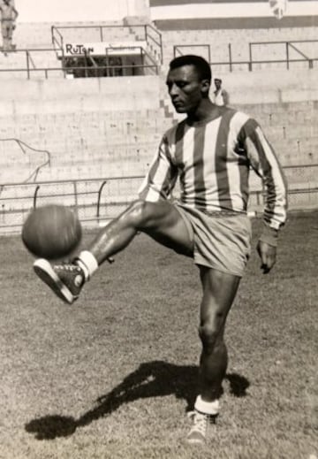 En la temporada 1958-59 recala en el Málaga, club en el que permanecerá hasta su retirada en 1968.