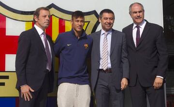 Neymar, en su presentación con Rosell, Bartomeu y Zubizarreta.