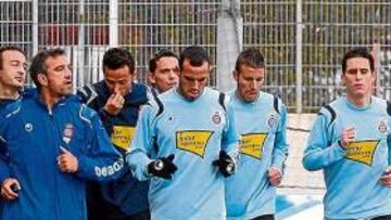 <b>DOMINGO GRIS. </b>Los titulares de Mestalla realizaron ayer una suave sesión de trabajo en la Ciudad Deportiva de Sant Adrià.