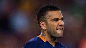 Dani Alves durante el partido en el que se lesionó.