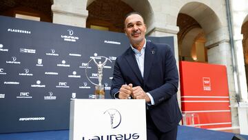 Gullit posa para AS junto al Premio Laureus.