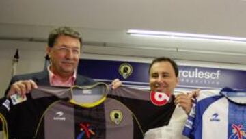 <b>ADIÓS A ASTORE. </b>Blas Bernal, ex director general del Hércules, y Juan José Huerga, vicepresidente, el día que presentaron la camiseta Astore.