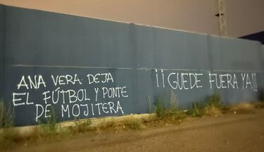 Pintadas contra Guede y la c¨²pula del M¨¢laga en La Rosaleda