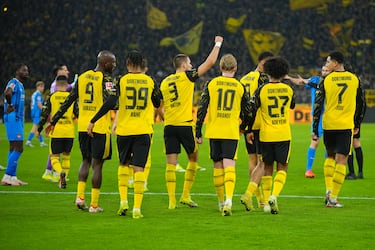 
El impacto del “Muro Amarillo” se nota en la venta de camisetas e identidad visual.