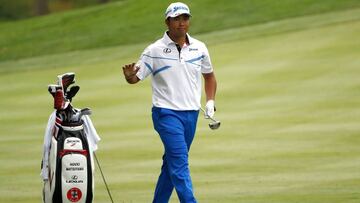 Hideki Matsuyama saluda tras realizar un golpe en el World Golf Championships.