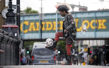 Anderson García, brasileño de 31 años y famoso en Camdem Town por su imagen estereotipada de punk, no puede resistirse a dar toque con un balón ante la mirada de turistas y curiosos.
