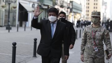 Por qué Walter Ayala ha puesto su cargo a disposición y qué ha respondido Pedro Castillo