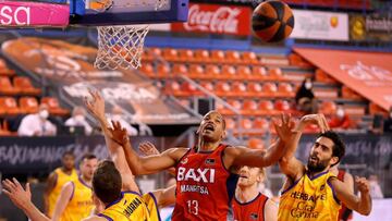 Eulis Báez, del Baxi Manresa, lucha por el rebote con John Shurna y Javi Beirán, del Herbalife Gran Canaria.
