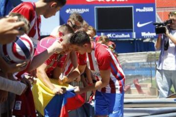 Los aficionados que acudieron al Vicente Calderón disfrutaron de los nuevos fichajes, Santos Borré y Diogo Jota.