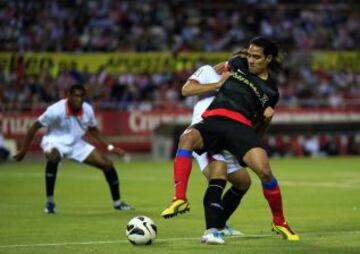 Falcao protege la pelota.