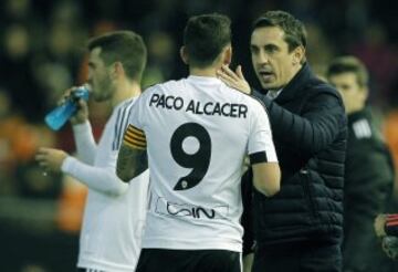 Gary Neville habla con Paco Alcácer durante el partido de Copa del Rey contra Las Palmas en enero. 
