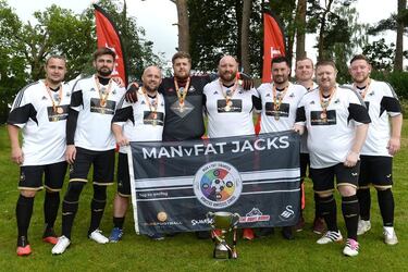 El proyecto fue todo un éxito y, desde entonces, se han creado más de 150 equipos de fútbol MAN v FAT en el Reino Unido y, en total, los jugadores de estos clubes han perdido más de 386.000 kilos de peso en sus 10 años de existencia. 
