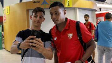 Luis Muriel, con un aficionado del Sevilla.