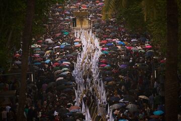 Penitentes de la Hermandad de San Gonzalo procesionan por las calles de Sevilla durante el Lunes Santo. 