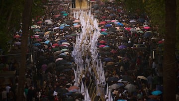 Penitentes de la Hermandad de San Gonzalo procesionan por las calles de Sevilla durante el Lunes Santo.