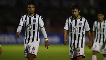 GRAF4500. QUITO (ECUADOR), 02/04/2019.- (i-d) Felipe Campos y Jorge Valdivia de Colo Colo salen del campo en el juego ante Universidad Cat&oacute;lica hoy, martes, durante su juego de la Copa Sudamericana entre Universidad Cat&oacute;lica y Colo Colo, en el Estadio Ol&iacute;mpico de Atahualpa, en Quito (Ecuador). EFE/ Jos&eacute; J&aacute;come