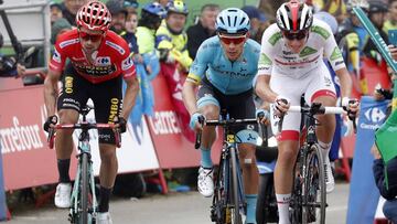 Tadej Pogacar rueda junto a Primoz Roglic y Miguel Ángel López en la subida a La Cubilla.