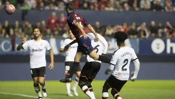 Oier superó a Kondogbia en el salto en el primer gol