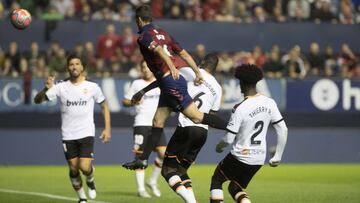 Oier super&oacute; a Kondogbia en el salto en el primer gol