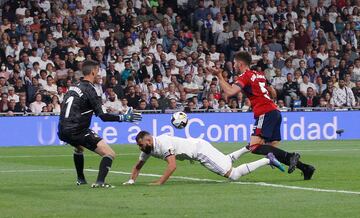 Jugada del penalti. David García empuja a Karim Benzema y el árbitro, tras ver la acción en el VAR, pita la pena máxima.