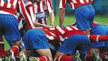 <b>PIÑA</B>. Los jugadores rojiblancos se lanzaron como locos sobre Jorge, después de que el canario marcará el tanto que daba la victoria.