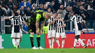 Juventus&#039; forward from Croatia Mario Mandzukic (C) celebrates with teammates Juventus midfielder Miralem Pjanic(2ndR), Juventus&#039; midfielder from France Blaise Matuidi (R), Juventus&#039; forward from Argentina Gonzalo Higuain and Juventus&#039; forward from Brazil Douglas Costa after scoring during the UEFA Champions League Group D football match Juventus vs Sporting CP at the Juventus stadium on October 17, 2017 in Turin.  / AFP PHOTO / Miguel MEDINA